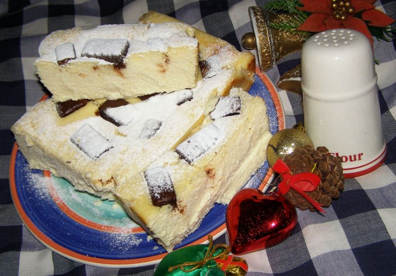 Lekki sernik bez spodu z michałkami.