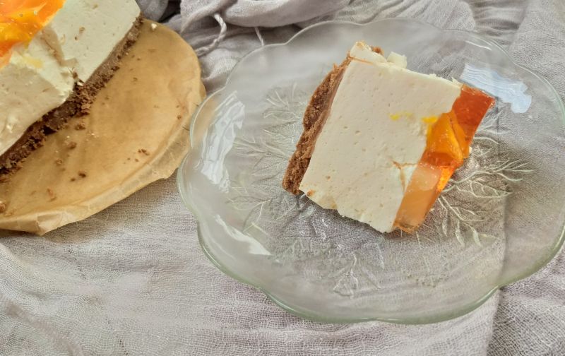 Lekki torcik śmietanowy na ciasteczkowym spodzie