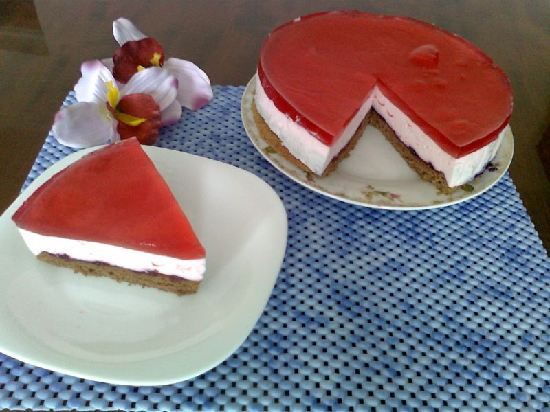 Lekki torcik z dżemem i galaretką Lekki torcik z dżemem i galaretką