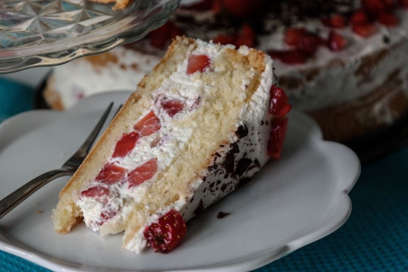 Lekki tort śmietanowy z truskawkami 