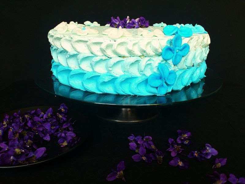 Lekki wiosenny, fiołkowy tort. Lekki wiosenny, fiołkowy tort.