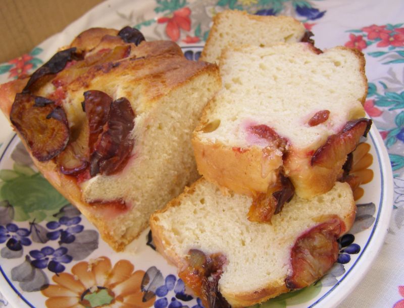 Lekkie ciasto drożdżowe ze śliwkami Lekkie ciasto drożdżowe ze śliwkami