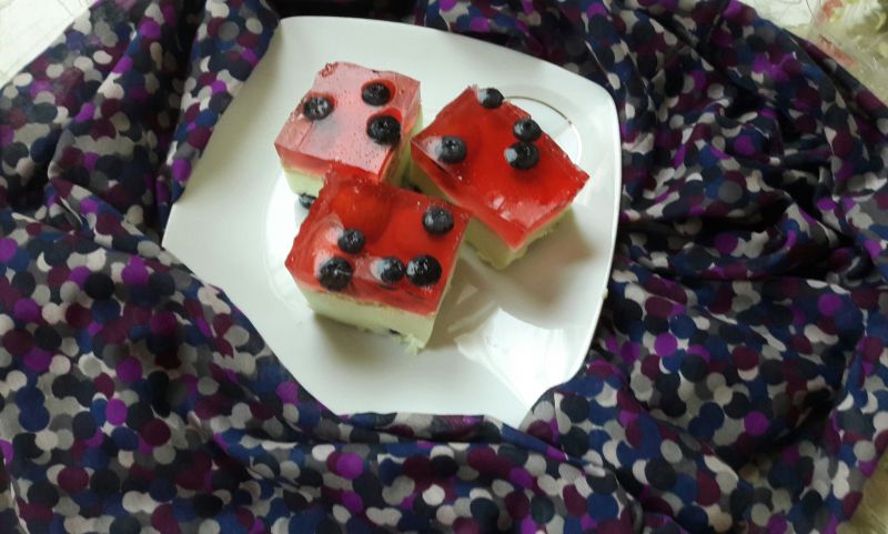 Lekkie ciasto jogurtowe z borówką amerykańską