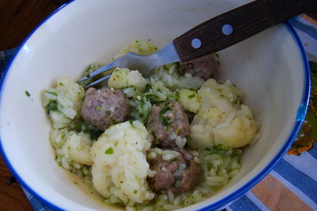 Lekkie danie z ryżu z kalafiorem i pulpecikami 