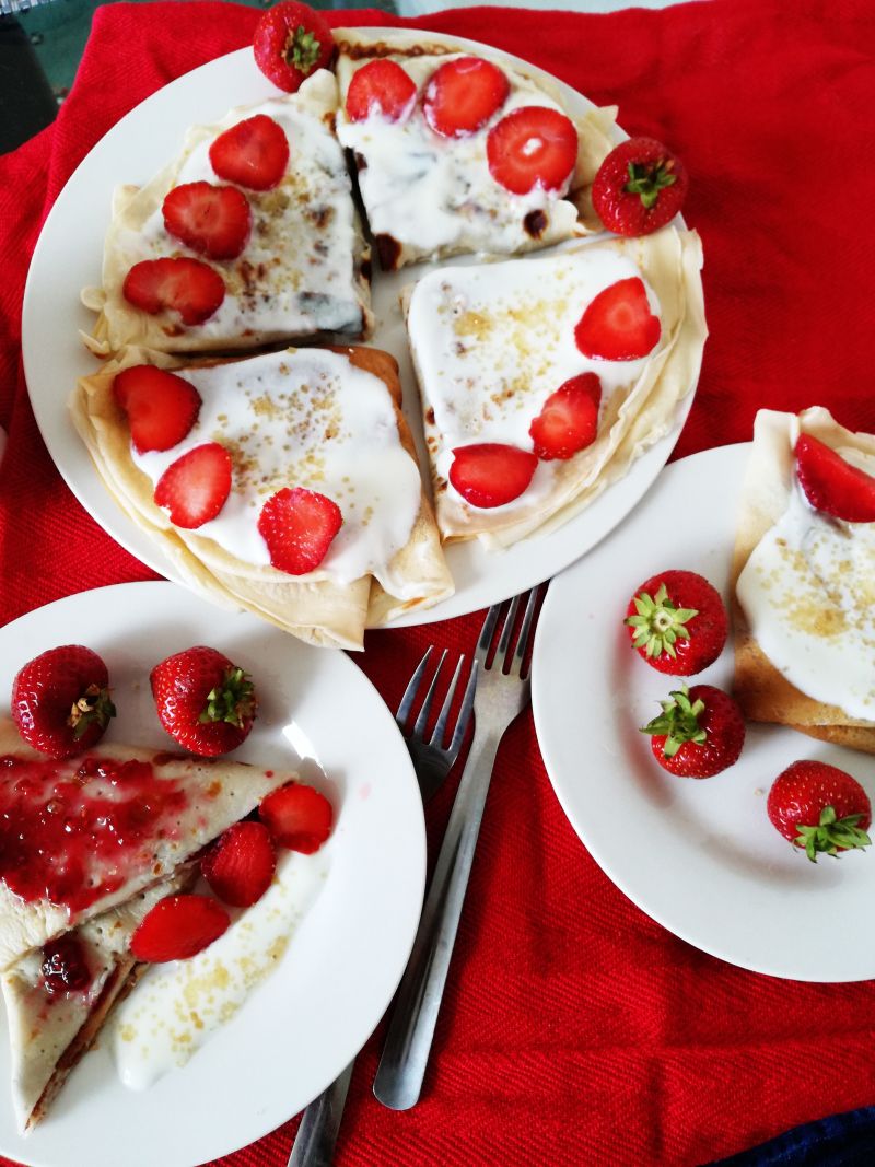 Lekkie naleśniki z jogurtem i truskawkami Lekkie naleśniki z jogurtem i truskawkami