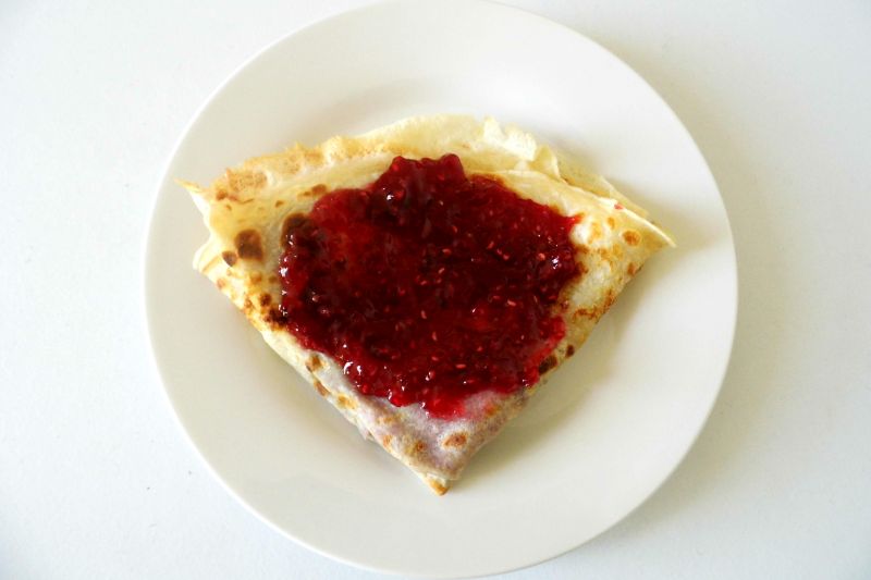 Lekkie naleśniki z nadzieniem malinowym 