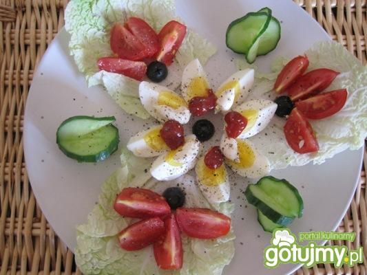 Lekkie śniadanie z gotowanymi jajkami