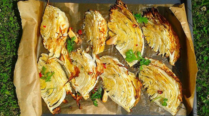 Lekko pikantna pieczona kapusta