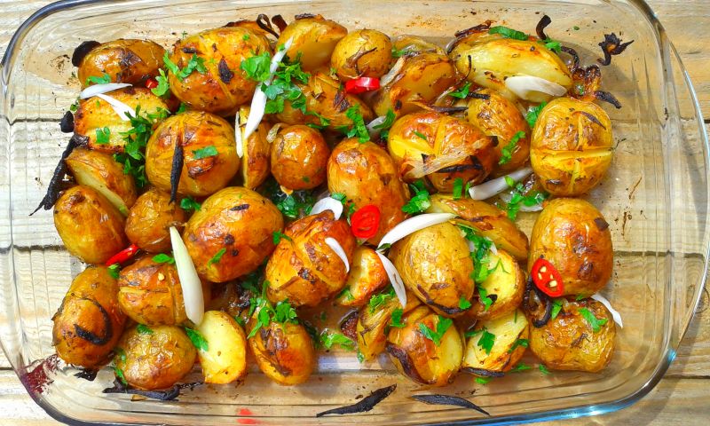 Lekko pikantne pieczone młode ziemniaczki