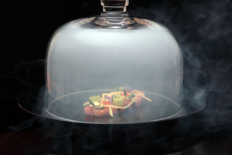 Lekko wędzony łosoś bałtycki w stylu gravad lax