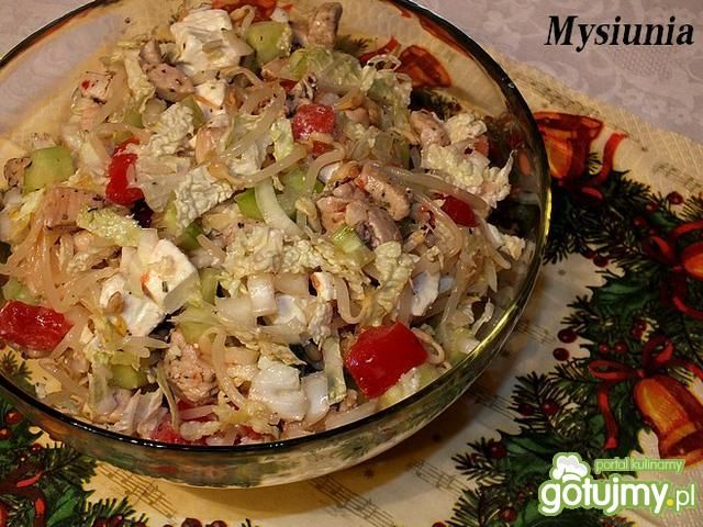 Lekkostrawna sałatka z kiełkami i serem Lekkostrawna sałatka z kiełkami i serem