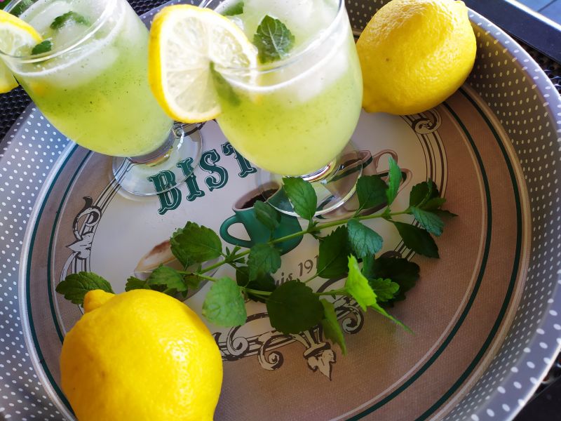 Lemoniada cytrynowa z melisą 