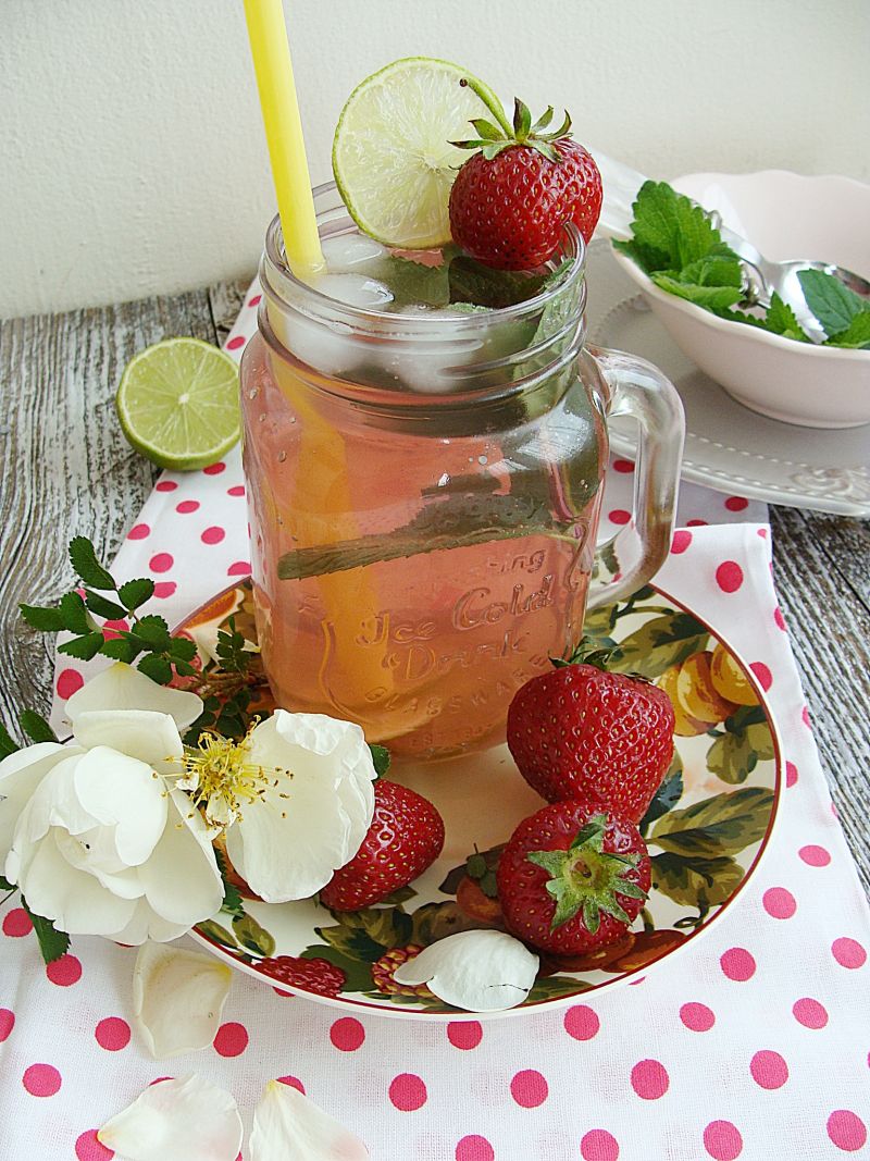 Lemoniada rabarbarowa z truskawką