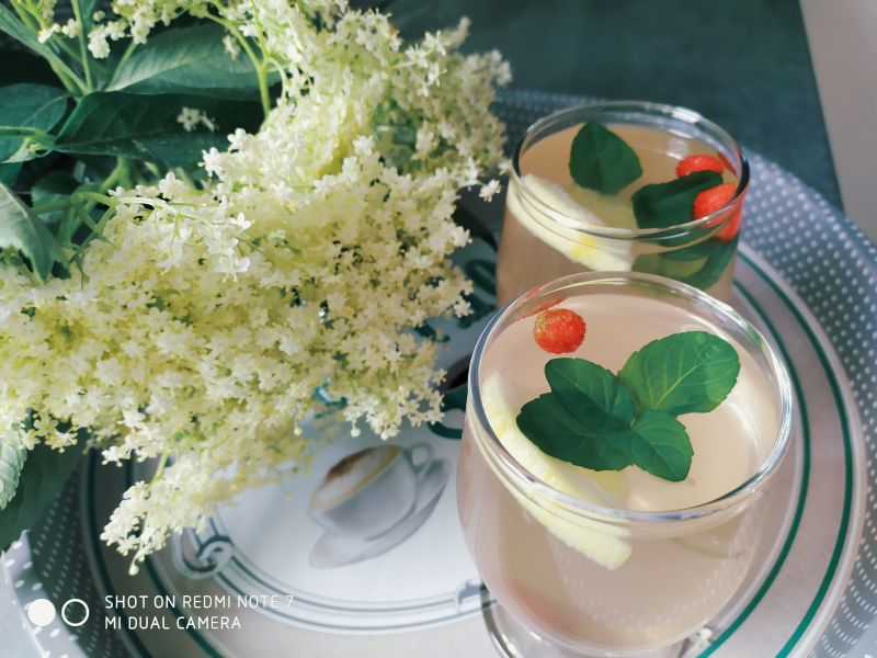 Lemoniada z kwiatów czarnego bzu i płatkami róży Lemoniada z kwiatów czarnego bzu i płatkami róży