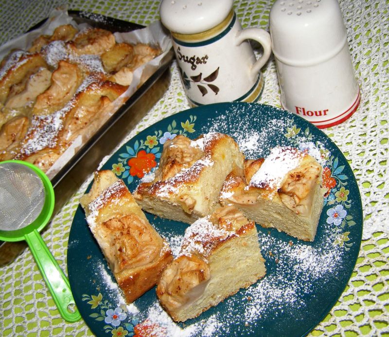 Leniwa drożdżówka z jabłkami
