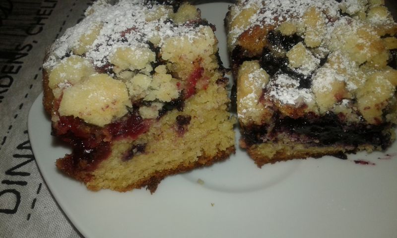 Leniwe ciasto drożdżowe z owocami i kruszonką