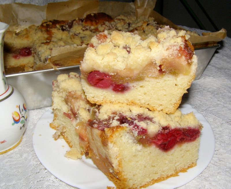 Leniwe drożdżowe z owocami z kompotu,kruszonką