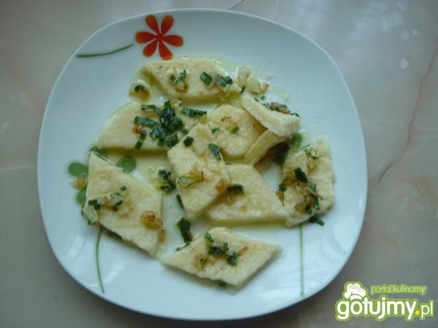 Leniwe pierogi z masłem i cebulką