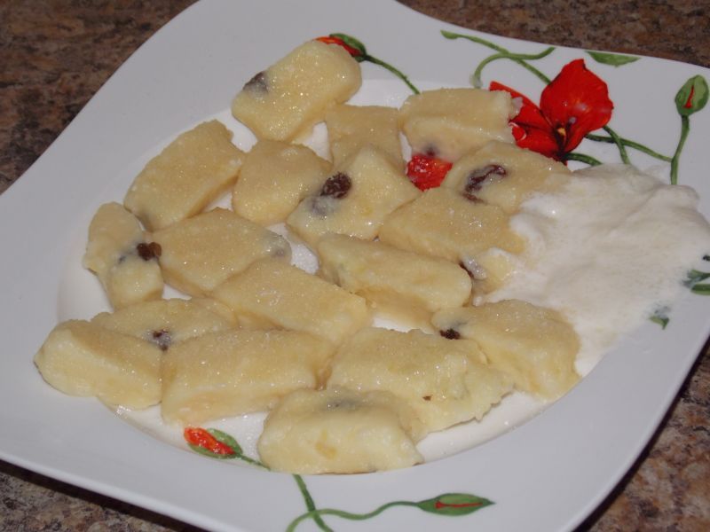 Leniwe pierogi z rodzynkami