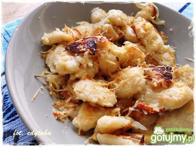 Leniwe z cebulą i wędzonym serem