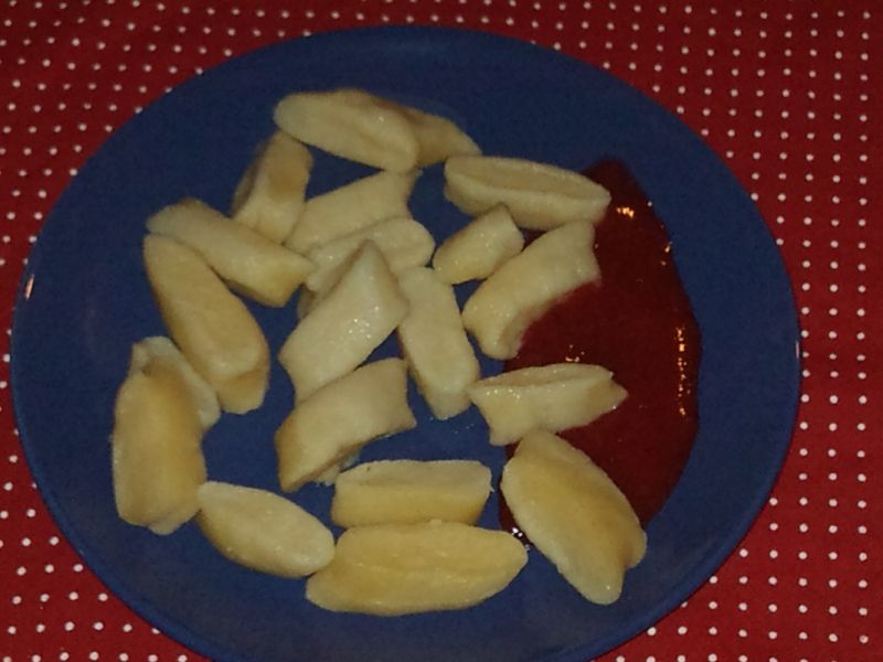 Leniwe z sosem truskawkowym Leniwe z sosem truskawkowym