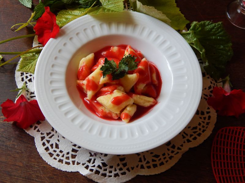 Leniwe z sosem truskawkowym Leniwe z sosem truskawkowym