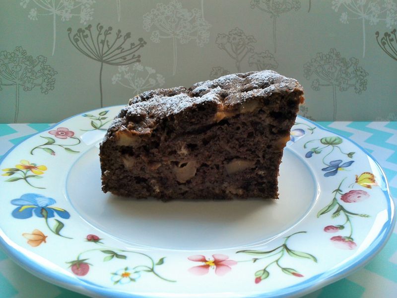 Leniwiec kakaowy z jabłkami i orzechami 