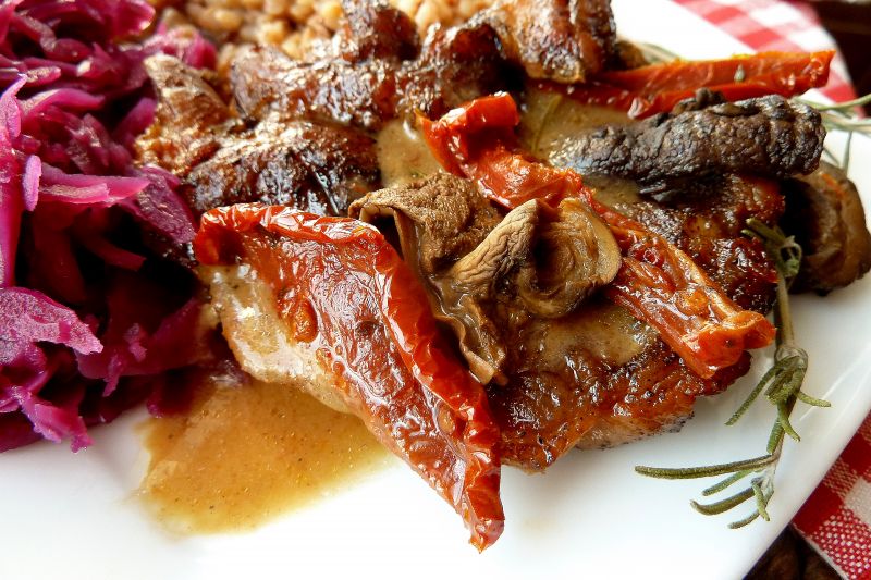 Leśna karkówka z grzybami i suszonymi pomidorami Leśna karkówka z grzybami i suszonymi pomidorami