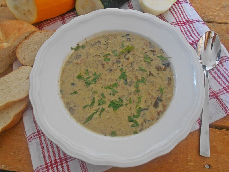 Leśna zupa cukiniowo-serowa