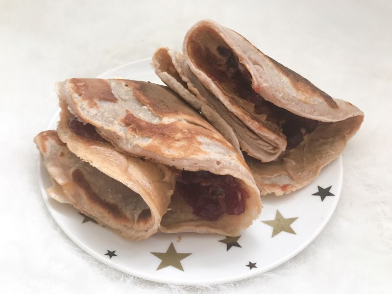 Leśne białkowe naleśniki z wiśniami i toffi