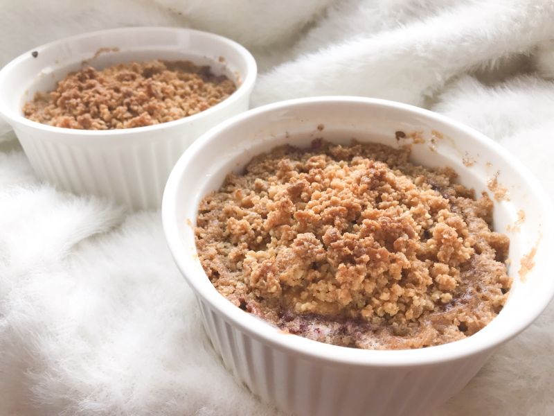 Leśne owoce na owsianym spodzie  Leśne owoce na owsianym spodzie