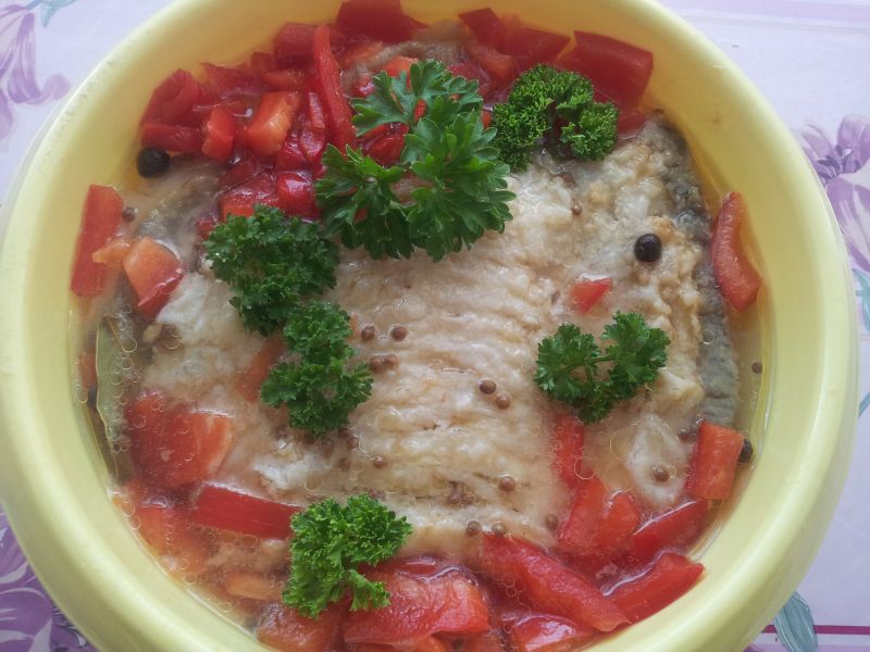 Leszcze ze świeżą czerwoną papryką.