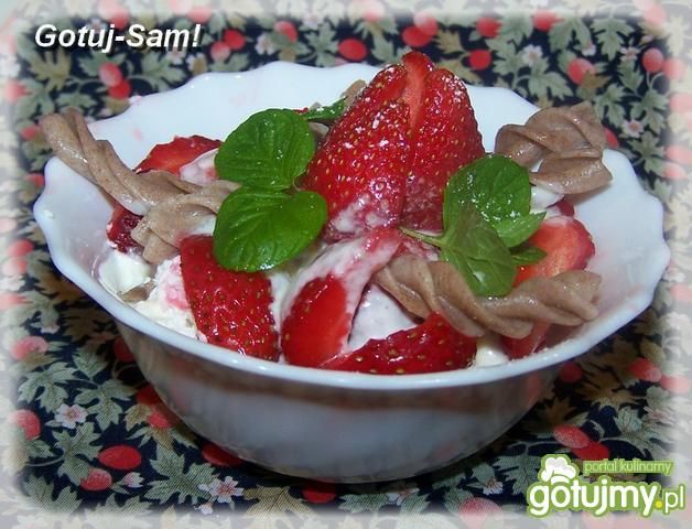 Letni deser z  truskawkami