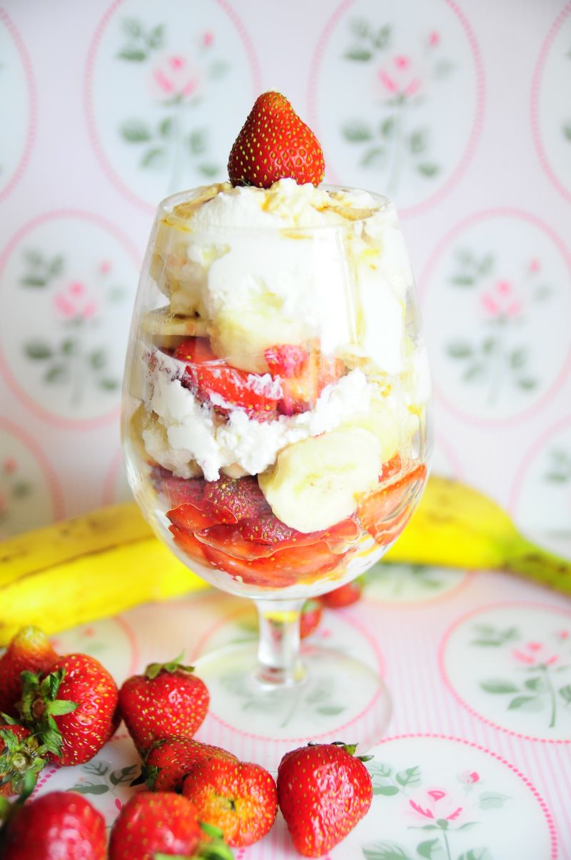 Letni deser z truskawkami