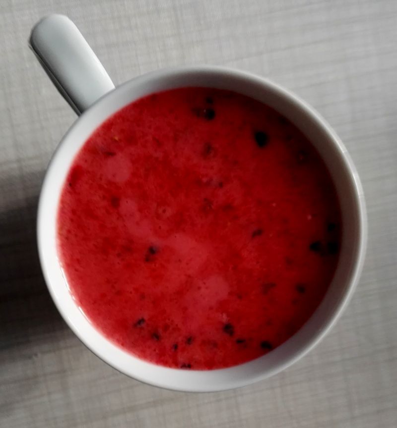 Letni koktajl z malinami, truskawkami i borówkami Letni koktajl z malinami, truskawkami i borówkami