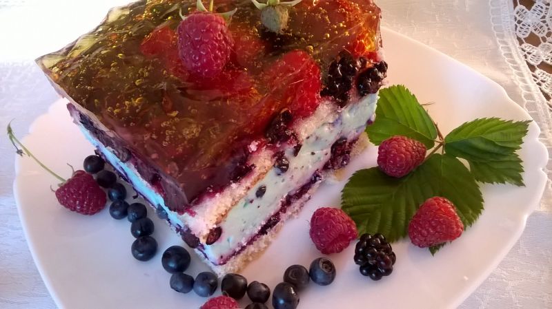 Letni serniczek na zimno z owocami leśnymi