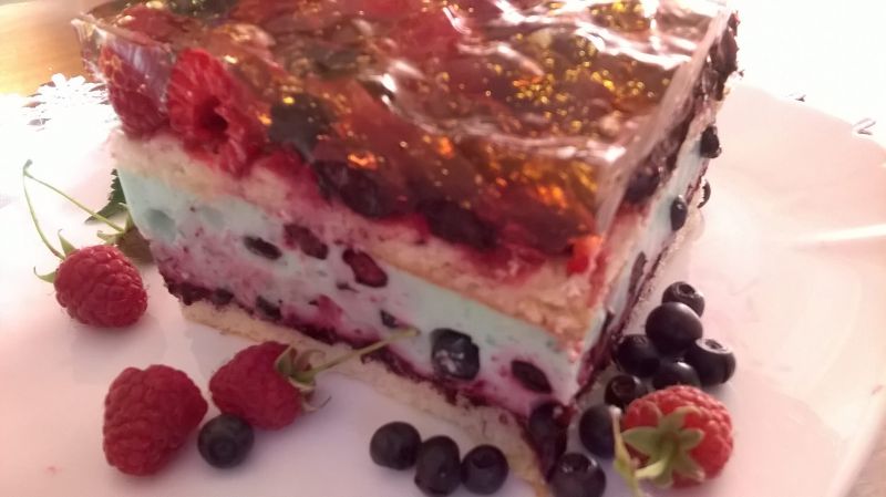 Letni serniczek na zimno z owocami leśnymi