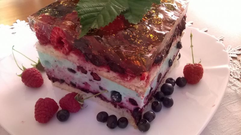 Letni serniczek na zimno z owocami leśnymi