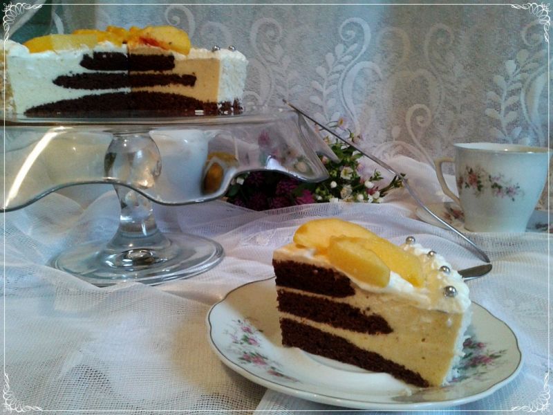 Letni torcik brzoskwiniowy