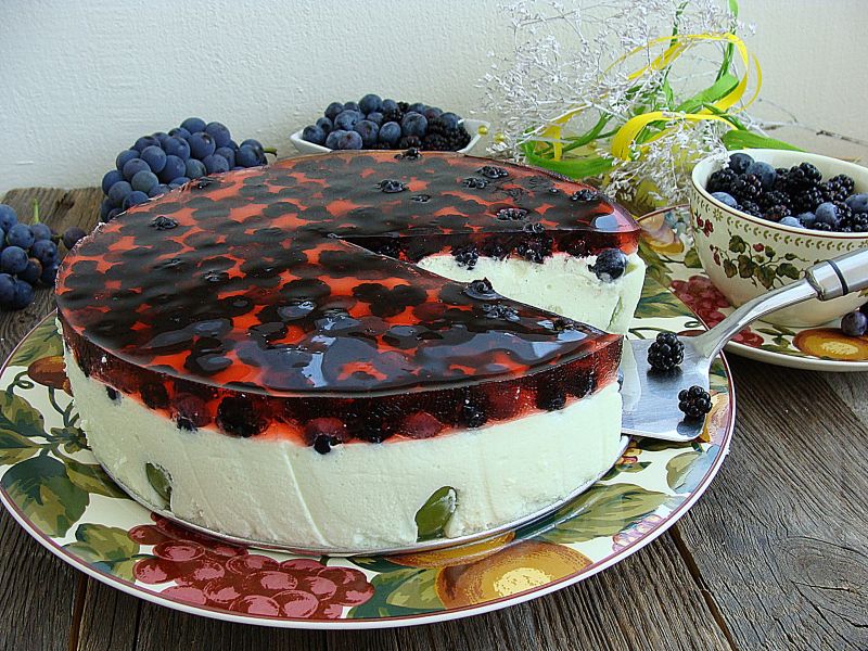 Letni torcik z jeżynami i borówkami
