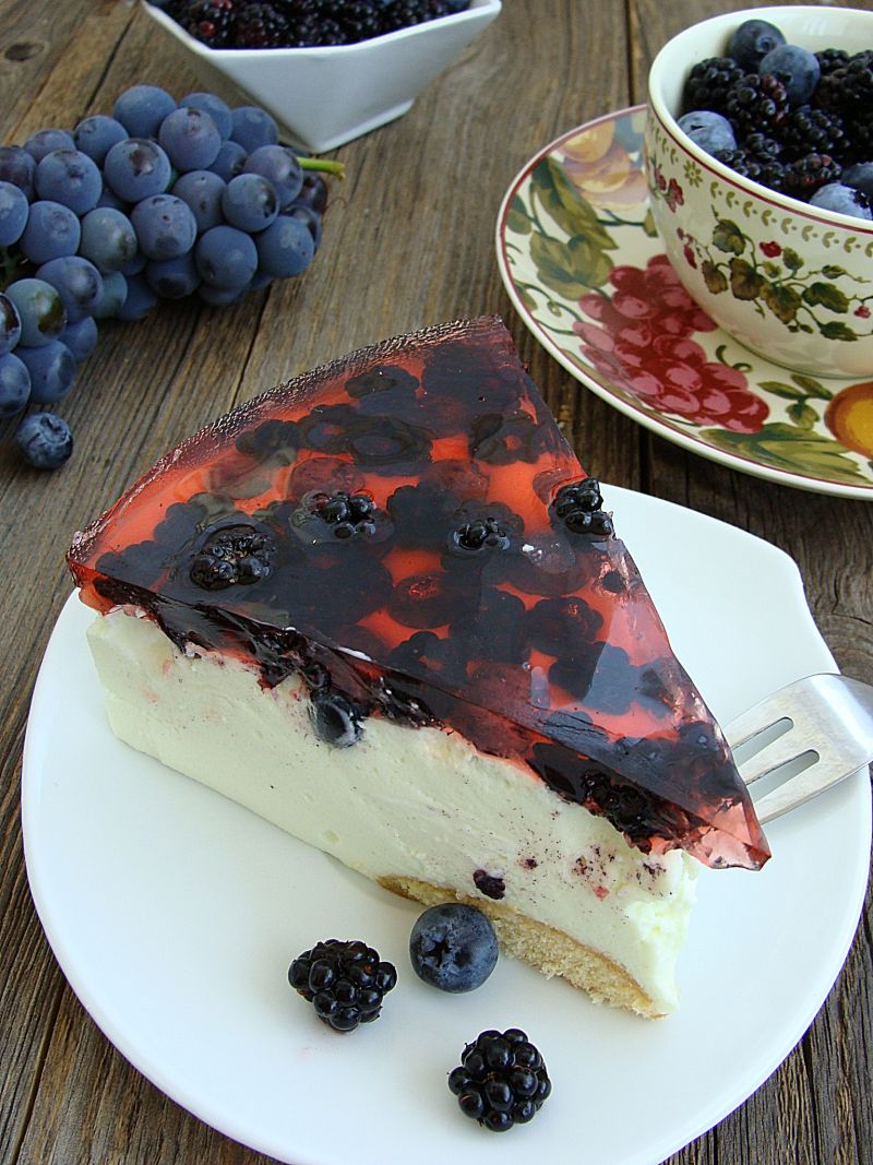 Letni torcik z jeżynami i borówkami