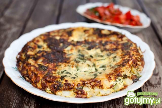 Letnia frittata z sałatką z pomidorów