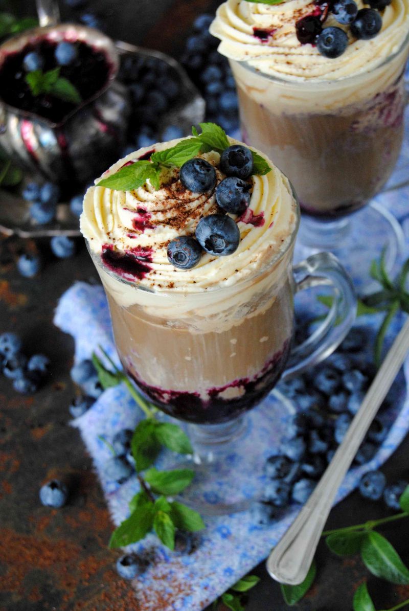 Letnia kawa z lodami i borówkami Letnia kawa z lodami i borówkami