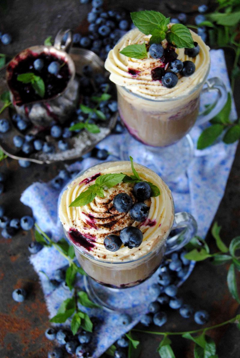 Letnia kawa z lodami i borówkami Letnia kawa z lodami i borówkami