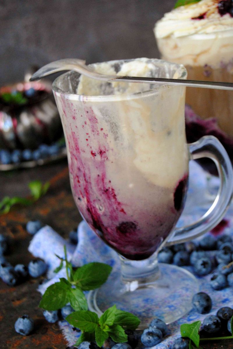 Letnia kawa z lodami i borówkami Letnia kawa z lodami i borówkami