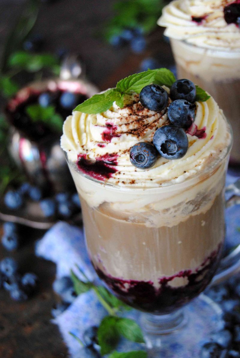 Letnia kawa z lodami i borówkami Letnia kawa z lodami i borówkami