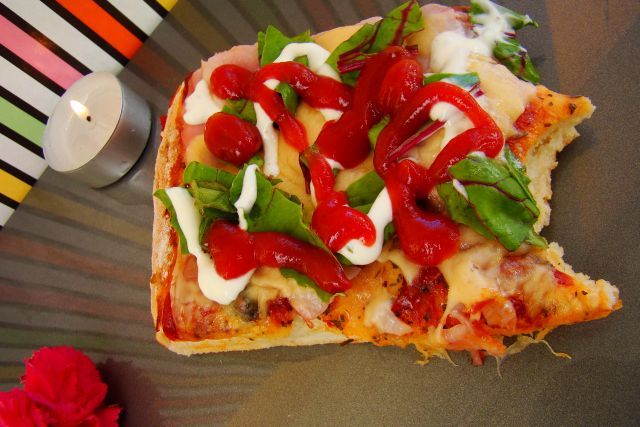 Letnia pizza z botwinką