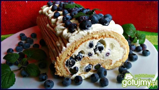 Letnia rolada borówkowa