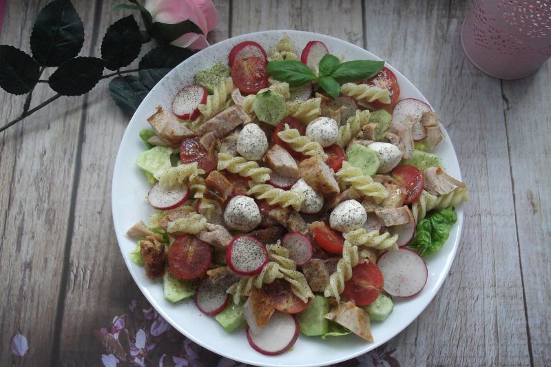 Letnia sałatka makaronowa