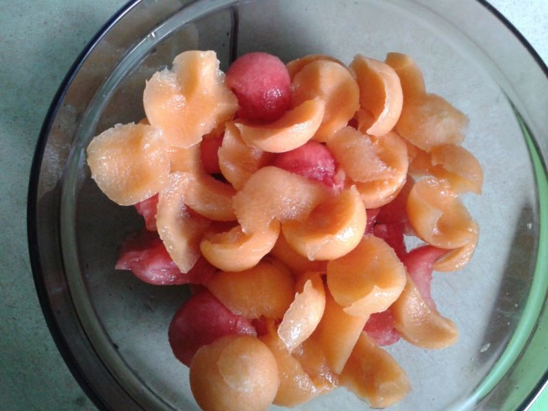 Letnia sałatka owocowa z arbuzem i melonem